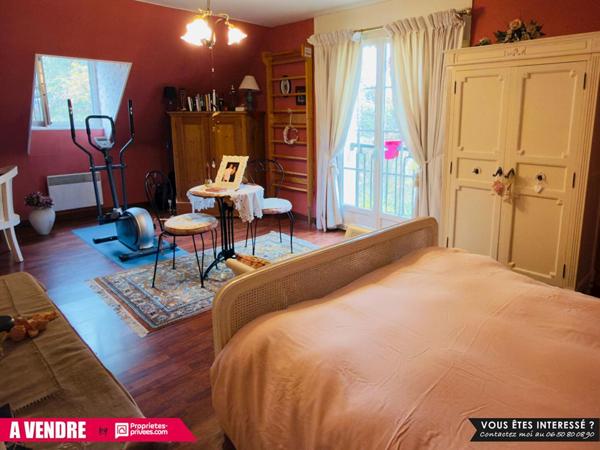 Propriété de 230 m² sur environ 3 hectares avec piscine, prairies et cadre paisible - 589 500