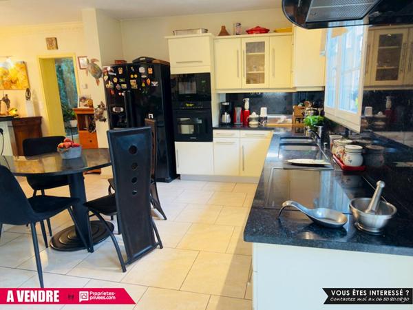 Propriété de 230 m² sur environ 3 hectares avec piscine, prairies et cadre paisible - 589 500