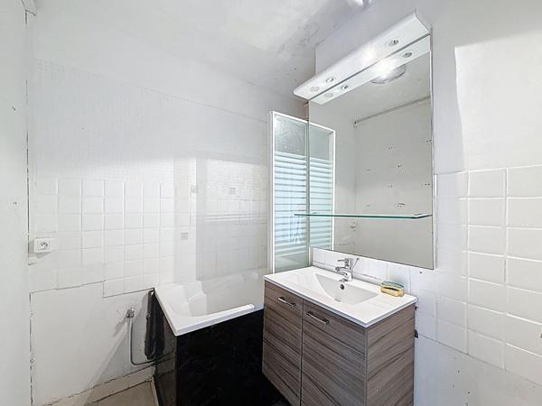 MONTREUIL, PROCHE DU QUARTIER COMMERCANT DE PAUL SIGNAC, DERNIER ETAGE AVEC ASCENSEUR, APPARTEMENT 3 PIECES AVEC BALCON ET CAVE