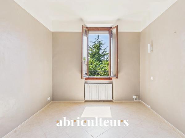 Maison de village avec jardin, garage, cave et grenier aménageable et en vente à Saint-Cannat (13760)