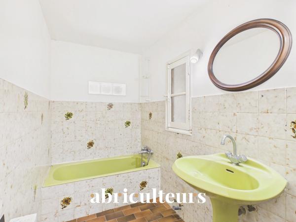 Maison de village avec jardin, garage, cave et grenier aménageable et en vente à Saint-Cannat (13760)