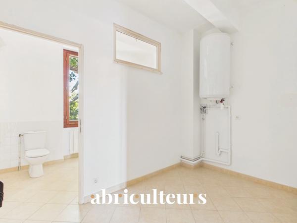 Maison de village avec jardin, garage, cave et grenier aménageable et en vente à Saint-Cannat (13760)