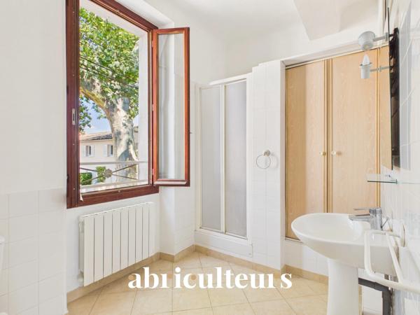Maison de village avec jardin, garage, cave et grenier aménageable et en vente à Saint-Cannat (13760)