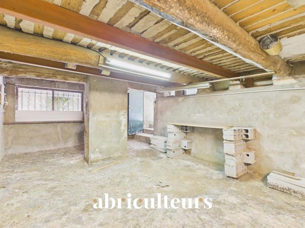 Maison de village avec jardin, garage, cave et grenier aménageable et en vente à Saint-Cannat (13760)