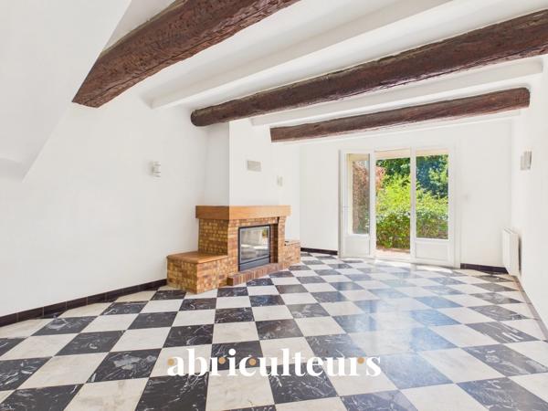 Maison de village avec jardin, garage, cave et grenier aménageable et en vente à Saint-Cannat (13760)