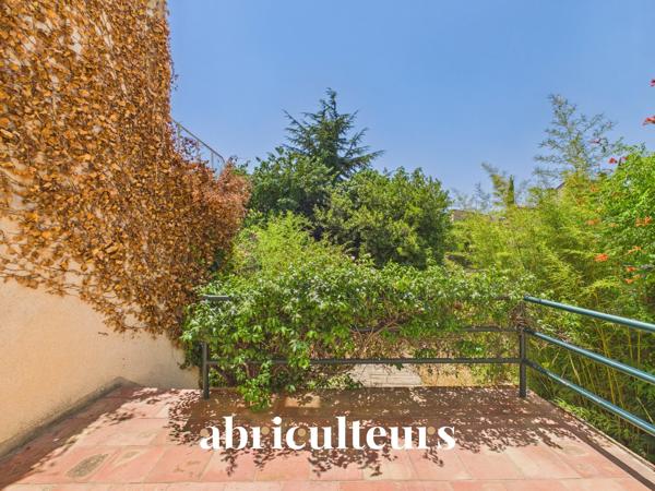 Maison de village avec jardin, garage, cave et grenier aménageable et en vente à Saint-Cannat (13760)