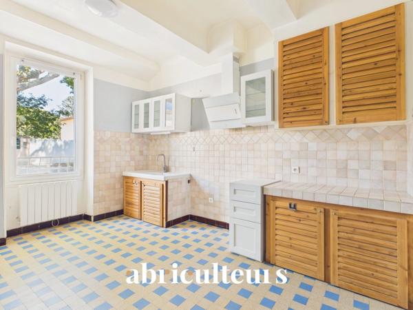 Maison de village avec jardin, garage, cave et grenier aménageable et en vente à Saint-Cannat (13760)