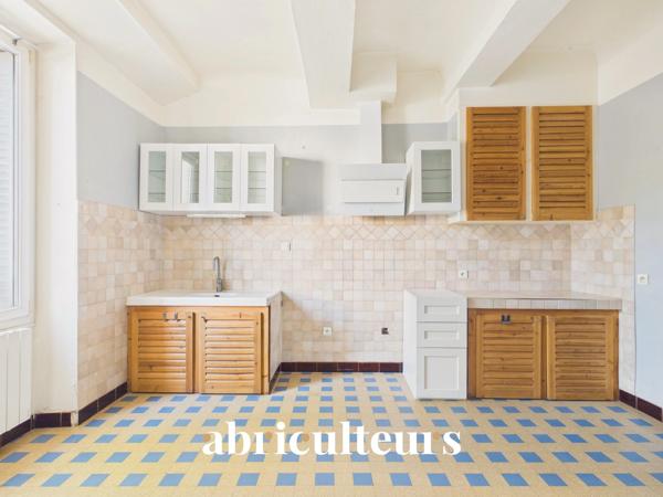 Maison de village avec jardin, garage, cave et grenier aménageable et en vente à Saint-Cannat (13760)