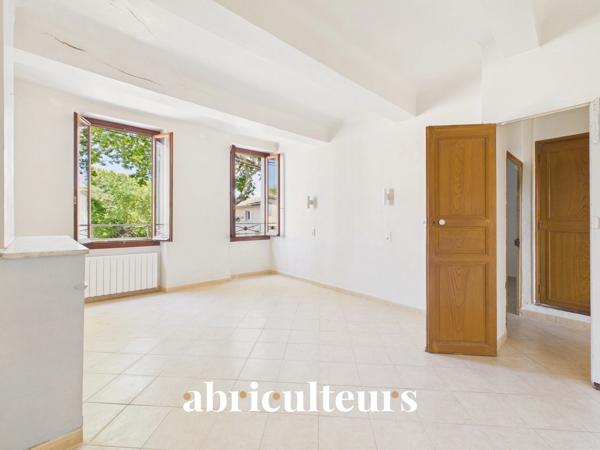 Maison de village avec jardin, garage, cave et grenier aménageable et en vente à Saint-Cannat (13760)
