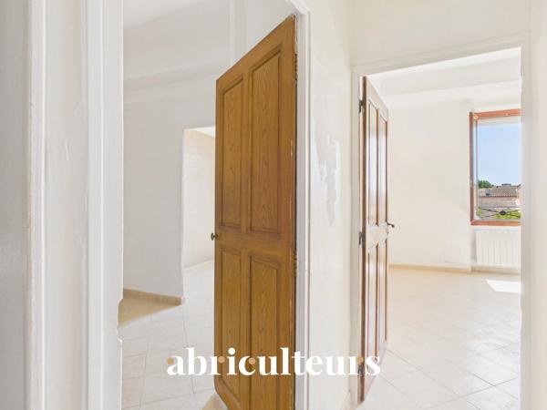 Maison de village avec jardin, garage, cave et grenier aménageable et en vente à Saint-Cannat (13760)