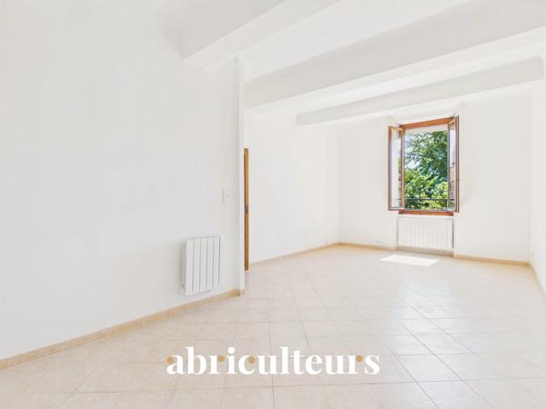 Maison de village avec jardin, garage, cave et grenier aménageable et en vente à Saint-Cannat (13760)