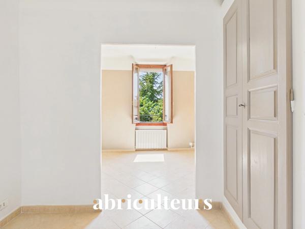 Maison de village avec jardin, garage, cave et grenier aménageable et en vente à Saint-Cannat (13760)