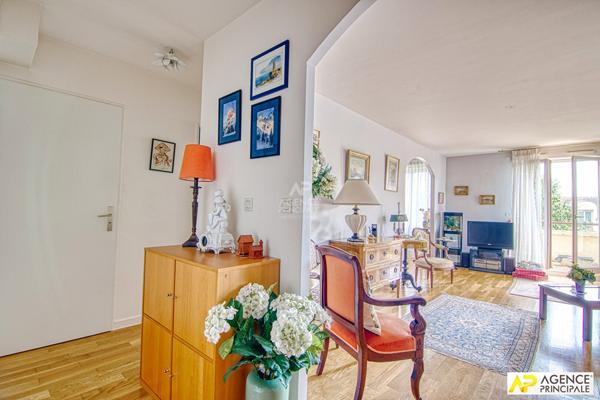Versailles Montreuil appartement 4 pièces 100 m² carrez situé au 2eme étage avec ascenseur, terrasse plein sud, cave et parkings €840 000 ** - Référence 25629