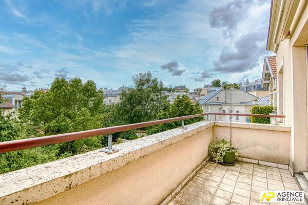 Versailles Montreuil appartement 4 pièces 100 m² carrez situé au 2eme étage avec ascenseur, terrasse plein sud, cave et parkings €840 000 ** - Référence 25629