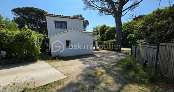 🏡 BSK IMMOBILIER – Votre conseillère en immobilier vous propose à la vente 🏡

A 1 km du village et des plages (15 mn à pied), dans un environnement exceptionnel, au sein d’une résidence en copropriété calme et bien entretenue, découvrez cette charmante maison moderne de 74 m², construite en 2013, idéale pour allier confort et qualité de vie.

🌿 Un intérieur parfaitement agencé, une belle optimisation des espaces. Cette maison de 3 pièces vous séduira par ses volumes optimisés et son ambiance chaleureuse : 
Un séjour, Une cuisine fonctionnelle ouverte, Deux chambres confortables à l'étage , une donnant sur une terrasse d'environ 20 m².

🌴 Des extérieurs rares et recherchés, Profitez pleinement des beaux jours grâce à : 
✔️ Deux terrasses conviviale
✔️ Deux jardinets à usage exclusif
✔️ Une piscine, idéale pour vos moments de détente.

📍 Un emplacement idéal, Située à proximité des commerces et commodités, tout en bénéficiant d’un cadre paisible, cette maison offre un parfait équilibre entre tranquillité et praticité.

💼 Idéal pour : Un investissement locatif rentable, Une résidence principale ou secondaire, Ou encore une retraite paisible!

💛 Les + qui font la différence :

✔️ Construction récente
✔️ Faible entretien
✔️ Extérieurs à jouissance exclusif, possibilité de clôturer
✔️ Cadre de vie agréable

✨ Un bien rare à découvrir sans tarder !

📞 Contactez-moi pour de plus amples informations et organiser une visite …