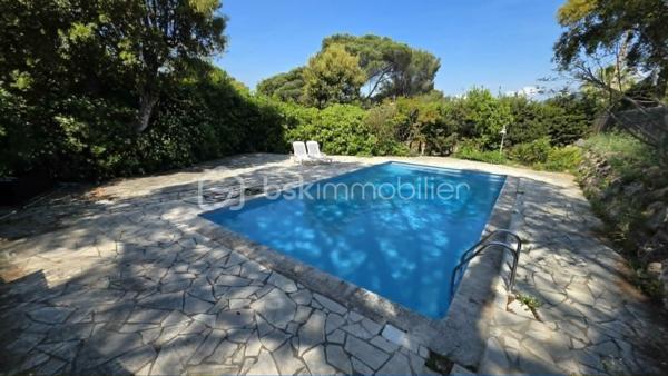 🏡 BSK IMMOBILIER – Votre conseillère en immobilier vous propose à la vente 🏡

A 1 km du village et des plages (15 mn à pied), dans un environnement exceptionnel, au sein d’une résidence en copropriété calme et bien entretenue, découvrez cette charmante maison moderne de 74 m², construite en 2013, idéale pour allier confort et qualité de vie.

🌿 Un intérieur parfaitement agencé, une belle optimisation des espaces. Cette maison de 3 pièces vous séduira par ses volumes optimisés et son ambiance chaleureuse : 
Un séjour, Une cuisine fonctionnelle ouverte, Deux chambres confortables à l'étage , une donnant sur une terrasse d'environ 20 m².

🌴 Des extérieurs rares et recherchés, Profitez pleinement des beaux jours grâce à : 
✔️ Deux terrasses conviviale
✔️ Deux jardinets à usage exclusif
✔️ Une piscine, idéale pour vos moments de détente.

📍 Un emplacement idéal, Située à proximité des commerces et commodités, tout en bénéficiant d’un cadre paisible, cette maison offre un parfait équilibre entre tranquillité et praticité.

💼 Idéal pour : Un investissement locatif rentable, Une résidence principale ou secondaire, Ou encore une retraite paisible!

💛 Les + qui font la différence :

✔️ Construction récente
✔️ Faible entretien
✔️ Extérieurs à jouissance exclusif, possibilité de clôturer
✔️ Cadre de vie agréable

✨ Un bien rare à découvrir sans tarder !

📞 Contactez-moi pour de plus amples informations et organiser une visite …