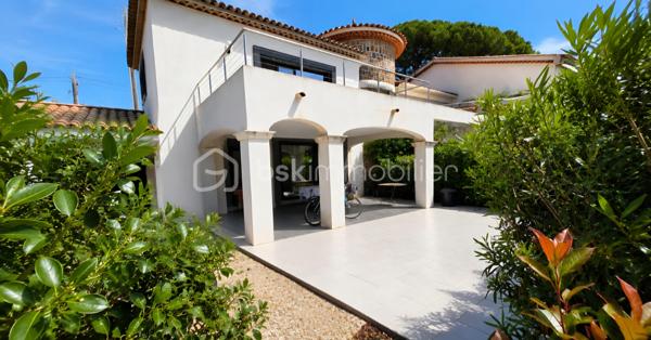 🏡 BSK IMMOBILIER – Votre conseillère en immobilier vous propose à la vente 🏡

A 1 km du village et des plages (15 mn à pied), dans un environnement exceptionnel, au sein d’une résidence en copropriété calme et bien entretenue, découvrez cette charmante maison moderne de 74 m², construite en 2013, idéale pour allier confort et qualité de vie.

🌿 Un intérieur parfaitement agencé, une belle optimisation des espaces. Cette maison de 3 pièces vous séduira par ses volumes optimisés et son ambiance chaleureuse : 
Un séjour, Une cuisine fonctionnelle ouverte, Deux chambres confortables à l'étage , une donnant sur une terrasse d'environ 20 m².

🌴 Des extérieurs rares et recherchés, Profitez pleinement des beaux jours grâce à : 
✔️ Deux terrasses conviviale
✔️ Deux jardinets à usage exclusif
✔️ Une piscine, idéale pour vos moments de détente.

📍 Un emplacement idéal, Située à proximité des commerces et commodités, tout en bénéficiant d’un cadre paisible, cette maison offre un parfait équilibre entre tranquillité et praticité.

💼 Idéal pour : Un investissement locatif rentable, Une résidence principale ou secondaire, Ou encore une retraite paisible!

💛 Les + qui font la différence :

✔️ Construction récente
✔️ Faible entretien
✔️ Extérieurs à jouissance exclusif, possibilité de clôturer
✔️ Cadre de vie agréable

✨ Un bien rare à découvrir sans tarder !

📞 Contactez-moi pour de plus amples informations et organiser une visite …