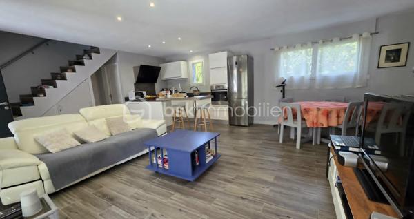 🏡 BSK IMMOBILIER – Votre conseillère en immobilier vous propose à la vente 🏡

A 1 km du village et des plages (15 mn à pied), dans un environnement exceptionnel, au sein d’une résidence en copropriété calme et bien entretenue, découvrez cette charmante maison moderne de 74 m², construite en 2013, idéale pour allier confort et qualité de vie.

🌿 Un intérieur parfaitement agencé, une belle optimisation des espaces. Cette maison de 3 pièces vous séduira par ses volumes optimisés et son ambiance chaleureuse : 
Un séjour, Une cuisine fonctionnelle ouverte, Deux chambres confortables à l'étage , une donnant sur une terrasse d'environ 20 m².

🌴 Des extérieurs rares et recherchés, Profitez pleinement des beaux jours grâce à : 
✔️ Deux terrasses conviviale
✔️ Deux jardinets à usage exclusif
✔️ Une piscine, idéale pour vos moments de détente.

📍 Un emplacement idéal, Située à proximité des commerces et commodités, tout en bénéficiant d’un cadre paisible, cette maison offre un parfait équilibre entre tranquillité et praticité.

💼 Idéal pour : Un investissement locatif rentable, Une résidence principale ou secondaire, Ou encore une retraite paisible!

💛 Les + qui font la différence :

✔️ Construction récente
✔️ Faible entretien
✔️ Extérieurs à jouissance exclusif, possibilité de clôturer
✔️ Cadre de vie agréable

✨ Un bien rare à découvrir sans tarder !

📞 Contactez-moi pour de plus amples informations et organiser une visite …