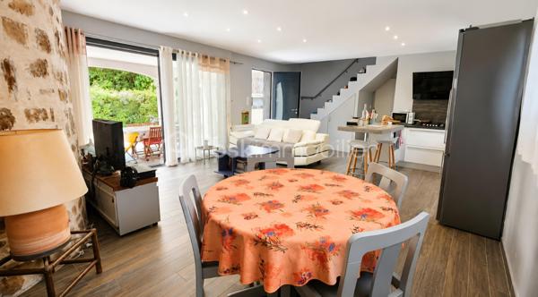 🏡 BSK IMMOBILIER – Votre conseillère en immobilier vous propose à la vente 🏡

A 1 km du village et des plages (15 mn à pied), dans un environnement exceptionnel, au sein d’une résidence en copropriété calme et bien entretenue, découvrez cette charmante maison moderne de 74 m², construite en 2013, idéale pour allier confort et qualité de vie.

🌿 Un intérieur parfaitement agencé, une belle optimisation des espaces. Cette maison de 3 pièces vous séduira par ses volumes optimisés et son ambiance chaleureuse : 
Un séjour, Une cuisine fonctionnelle ouverte, Deux chambres confortables à l'étage , une donnant sur une terrasse d'environ 20 m².

🌴 Des extérieurs rares et recherchés, Profitez pleinement des beaux jours grâce à : 
✔️ Deux terrasses conviviale
✔️ Deux jardinets à usage exclusif
✔️ Une piscine, idéale pour vos moments de détente.

📍 Un emplacement idéal, Située à proximité des commerces et commodités, tout en bénéficiant d’un cadre paisible, cette maison offre un parfait équilibre entre tranquillité et praticité.

💼 Idéal pour : Un investissement locatif rentable, Une résidence principale ou secondaire, Ou encore une retraite paisible!

💛 Les + qui font la différence :

✔️ Construction récente
✔️ Faible entretien
✔️ Extérieurs à jouissance exclusif, possibilité de clôturer
✔️ Cadre de vie agréable

✨ Un bien rare à découvrir sans tarder !

📞 Contactez-moi pour de plus amples informations et organiser une visite …