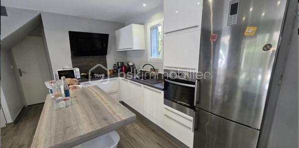 🏡 BSK IMMOBILIER – Votre conseillère en immobilier vous propose à la vente 🏡

A 1 km du village et des plages (15 mn à pied), dans un environnement exceptionnel, au sein d’une résidence en copropriété calme et bien entretenue, découvrez cette charmante maison moderne de 74 m², construite en 2013, idéale pour allier confort et qualité de vie.

🌿 Un intérieur parfaitement agencé, une belle optimisation des espaces. Cette maison de 3 pièces vous séduira par ses volumes optimisés et son ambiance chaleureuse : 
Un séjour, Une cuisine fonctionnelle ouverte, Deux chambres confortables à l'étage , une donnant sur une terrasse d'environ 20 m².

🌴 Des extérieurs rares et recherchés, Profitez pleinement des beaux jours grâce à : 
✔️ Deux terrasses conviviale
✔️ Deux jardinets à usage exclusif
✔️ Une piscine, idéale pour vos moments de détente.

📍 Un emplacement idéal, Située à proximité des commerces et commodités, tout en bénéficiant d’un cadre paisible, cette maison offre un parfait équilibre entre tranquillité et praticité.

💼 Idéal pour : Un investissement locatif rentable, Une résidence principale ou secondaire, Ou encore une retraite paisible!

💛 Les + qui font la différence :

✔️ Construction récente
✔️ Faible entretien
✔️ Extérieurs à jouissance exclusif, possibilité de clôturer
✔️ Cadre de vie agréable

✨ Un bien rare à découvrir sans tarder !

📞 Contactez-moi pour de plus amples informations et organiser une visite …