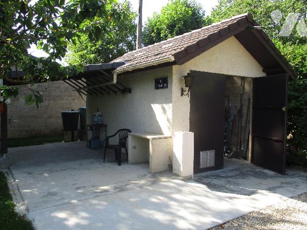 Garage avec terrasse sur terrain de 409m².