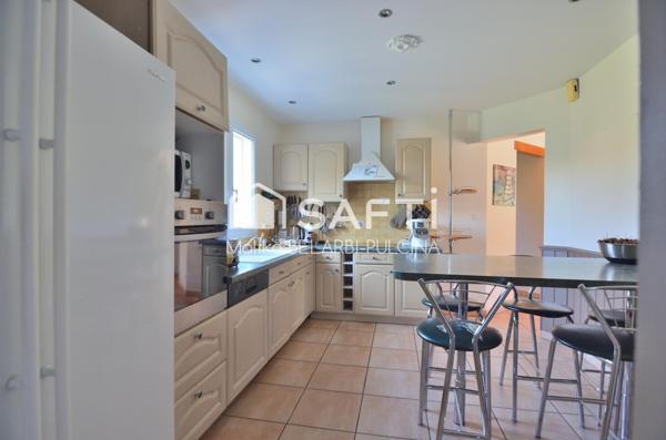 Charme et volumes : maison avec piscine à 2,5 km de la plage