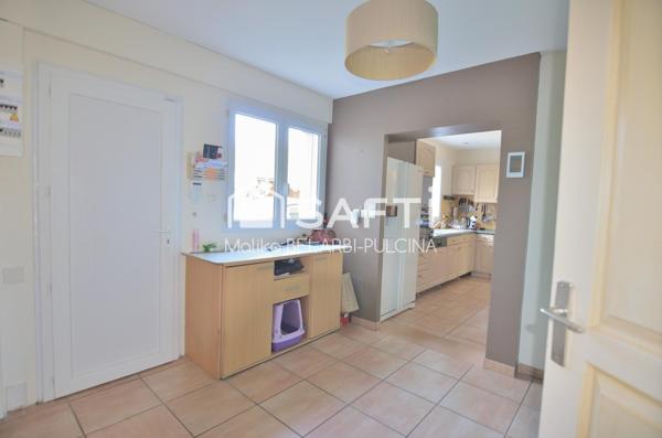 Charme et volumes : maison avec piscine à 2,5 km de la plage