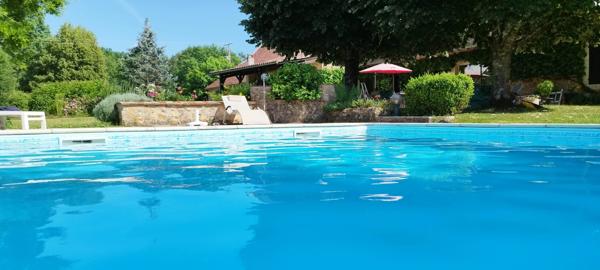 Immense maison de caractère en pierre avec piscine dans un endroit calme