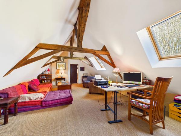 Immense maison de caractère en pierre avec piscine dans un endroit calme