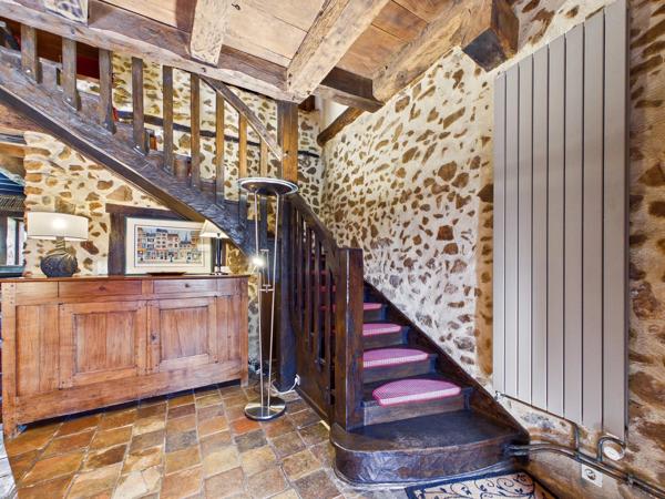 Immense maison de caractère en pierre avec piscine dans un endroit calme