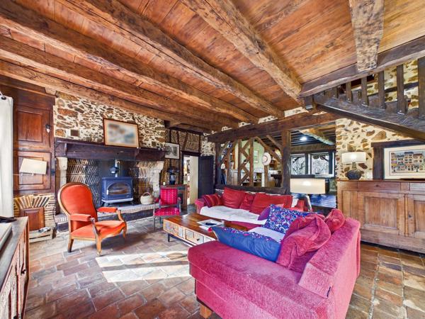 Immense maison de caractère en pierre avec piscine dans un endroit calme