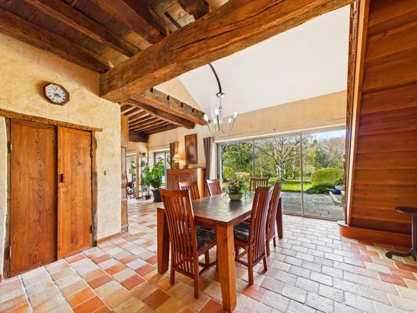 Immense maison de caractère en pierre avec piscine dans un endroit calme