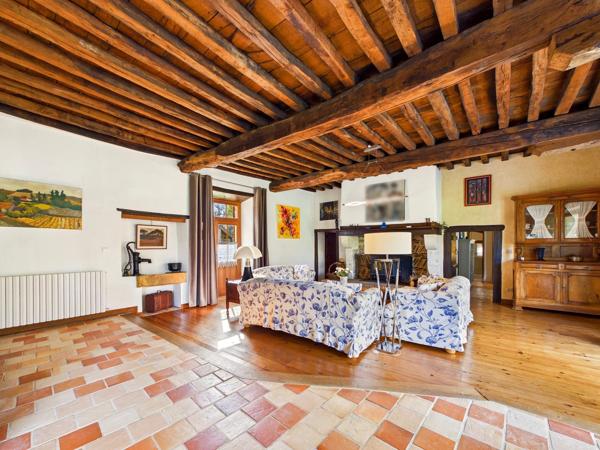 Immense maison de caractère en pierre avec piscine dans un endroit calme