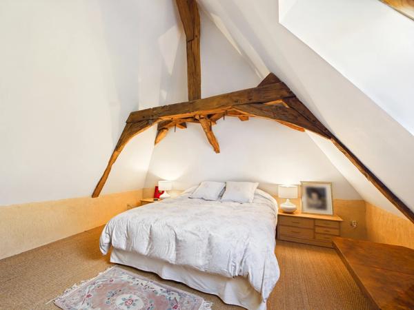 Immense maison de caractère en pierre avec piscine dans un endroit calme