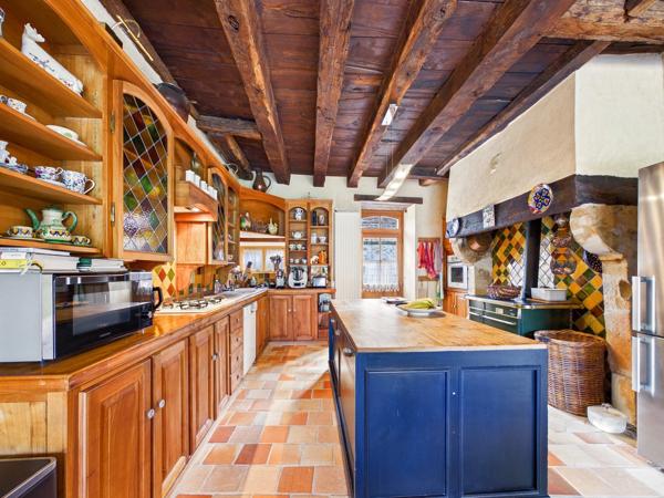 Immense maison de caractère en pierre avec piscine dans un endroit calme