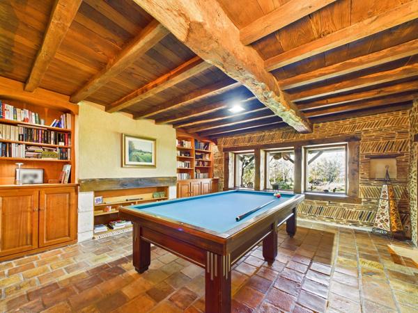 Immense maison de caractère en pierre avec piscine dans un endroit calme