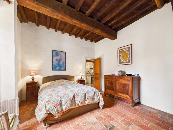 Immense maison de caractère en pierre avec piscine dans un endroit calme
