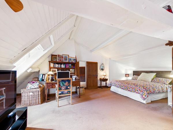 Immense maison de caractère en pierre avec piscine dans un endroit calme