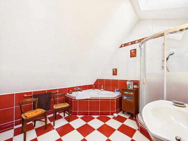 Immense maison de caractère en pierre avec piscine dans un endroit calme