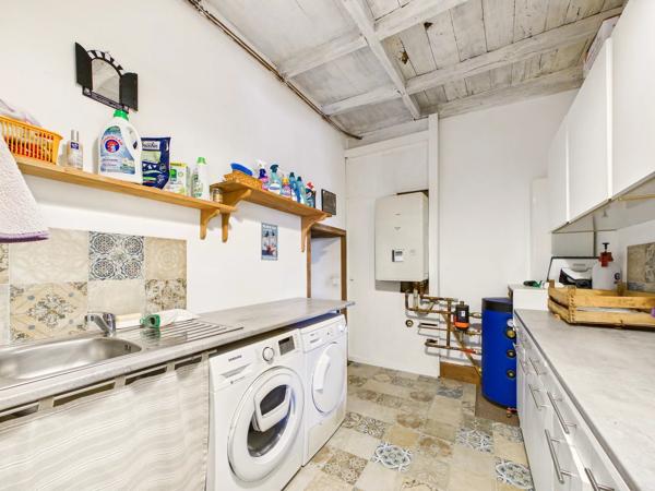 Immense maison de caractère en pierre avec piscine dans un endroit calme