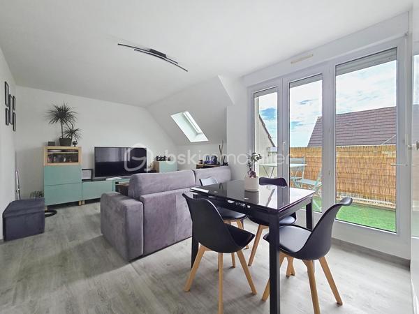 *****Le Pin***
Venez découvrir ce bel appartement, très LUMINEUX situé 2ème étage sans ascenseur.
Le Pin, ville ou il fait bon vivre, résidence de 1997, calme et sécurisée.
Proche des écoles et des commerces, vous pourrez découvrir cet appartement F1 avec son balcon exposition SUD.
Axes autoroutiers A 104 à proximité.

Il se compose d'une entrée avec rangements, un salon LUMINEUX, une cuisine récente entièrement équipée et aménagée, une salle d'eau avec WC.
Un balcon sans vis à vis donnant sur le salon.
Un emplacement de parking privé  + une cave en sous-sol.
* Les charges de copropriété ainsi que la taxe foncières sont faibles.

Les atouts:
- Prestations de qualités, décoration soignée,
- Proche commodités,
- DPE D,
- Résidence calme et sécurisée,
- Cave
- Balcon exposition SUD
***Accordez-vous une simple visite et laissez-vous charmer !