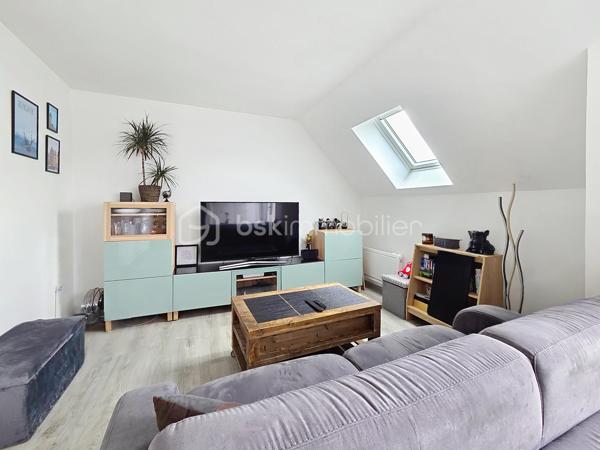 *****Le Pin***
Venez découvrir ce bel appartement, très LUMINEUX situé 2ème étage sans ascenseur.
Le Pin, ville ou il fait bon vivre, résidence de 1997, calme et sécurisée.
Proche des écoles et des commerces, vous pourrez découvrir cet appartement F1 avec son balcon exposition SUD.
Axes autoroutiers A 104 à proximité.

Il se compose d'une entrée avec rangements, un salon LUMINEUX, une cuisine récente entièrement équipée et aménagée, une salle d'eau avec WC.
Un balcon sans vis à vis donnant sur le salon.
Un emplacement de parking privé  + une cave en sous-sol.
* Les charges de copropriété ainsi que la taxe foncières sont faibles.

Les atouts:
- Prestations de qualités, décoration soignée,
- Proche commodités,
- DPE D,
- Résidence calme et sécurisée,
- Cave
- Balcon exposition SUD
***Accordez-vous une simple visite et laissez-vous charmer !