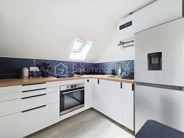 *****Le Pin***
Venez découvrir ce bel appartement, très LUMINEUX situé 2ème étage sans ascenseur.
Le Pin, ville ou il fait bon vivre, résidence de 1997, calme et sécurisée.
Proche des écoles et des commerces, vous pourrez découvrir cet appartement F1 avec son balcon exposition SUD.
Axes autoroutiers A 104 à proximité.

Il se compose d'une entrée avec rangements, un salon LUMINEUX, une cuisine récente entièrement équipée et aménagée, une salle d'eau avec WC.
Un balcon sans vis à vis donnant sur le salon.
Un emplacement de parking privé  + une cave en sous-sol.
* Les charges de copropriété ainsi que la taxe foncières sont faibles.

Les atouts:
- Prestations de qualités, décoration soignée,
- Proche commodités,
- DPE D,
- Résidence calme et sécurisée,
- Cave
- Balcon exposition SUD
***Accordez-vous une simple visite et laissez-vous charmer !