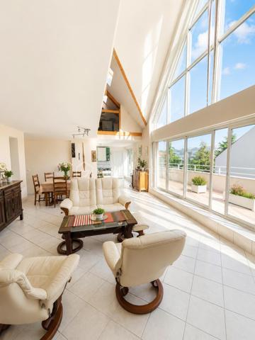 Au sein d'une résidence recherchée, découvrez ce magnifique duplex conçu dès l’origine comme un bien unique et sur mesure, offrant un cadre de vie rare mêlant les volumes d’une maison et les avantages d’un appartement de standing.

Accessible par ascenseur sur deux niveaux, ce bien atypique séduit immédiatement par ses espaces généreux, sa luminosité exceptionnelle et son agencement pensé pour un confort de vie optimal.

Le premier niveau dévoile une vaste pièce de vie avec séjour cathédrale et de grandes baies vitrées, apportant une sensation d’espace remarquable et une lumière naturelle omniprésente. 
Le double séjour s’ouvre sur une superbe terrasse plein ciel de plus de 52 m2 exposée sud-ouest, véritable prolongement de l’espace de vie, idéale pour profiter des beaux jours.

Ce niveau comprend également :

une entrée avec rangements,
une cuisine indépendante entièrement équipée et aménagée, prolongée par une grande arrière-cuisine avec espace buanderie et vaste plan de travail, un véritable atout au quotidien,
une élégante suite parentale avec dressing et salle d'eau avec double vasque, 
des toilettes séparées avec lave-mains,

À l’étage, la superbe mezzanine aux très beaux volumes constitue un véritable espace de vie supplémentaire. Ouverte sur le séjour cathédrale, elle offre une vue plongeante absolument remarquable ainsi qu’une luminosité exceptionnelle grâce aux larges ouvertures et à la hauteur sous plafond. Un lieu rare, chaleureux et inspirant.

L’étage dessert également :

deux chambres lumineuses dont une avec un accès indépendant et avec son dressing, 
une salle de bains,
un grand WC indépendant avec lave-mains,
ainsi que plusieurs espaces complémentaires parfaitement intégrés.

Un escalier en bois vous invite à découvrir les combles aménagés accessibles, véritables espaces de vie additionnels particulièrement appréciables. Ceux-ci accueillent aujourd’hui :

un espace home cinéma,
un coin jeux,
un espace détente,
offrant une atmosphère cosy et conviviale.

Les atouts de ce bien :

Concept “maison-appartement” rare sur le secteur
Duplex avec double accès par ascenseur
Volume : 240 m2 de surface utile / 165 m2 de surface loi carrez
Terrasse plein ciel exposée sud-ouest
Séjour cathédrale et volumes exceptionnels
Magnifique mezzanine baignée de lumière
Atmosphère unique
Cuisine indépendante équipée et aménagée
Grande arrière-cuisine / buanderie très fonctionnelle
Suite parentale au premier niveau
Toilettes indépendantes avec lave-mains à chaque niveau
Combles aménagés avec home cinéma, espace jeux et détente
Résidence de standing calme et recherchée
Proximité du centre-ville, des commerces, des écoles et des transports
Accès rapide au RER E permettant de rejoindre Paris facilement
Un box en sous-sol et une place de parking sont inclus dans le prix.

Un bien rare et élégant, idéal pour les acquéreurs recherchant un lieu de vie spacieux, lumineux et atypique, dans un environnement privilégié.