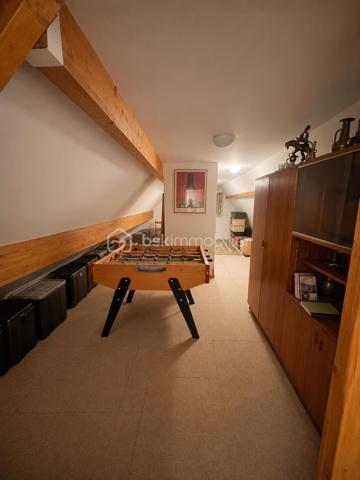 Au sein d'une résidence recherchée, découvrez ce magnifique duplex conçu dès l’origine comme un bien unique et sur mesure, offrant un cadre de vie rare mêlant les volumes d’une maison et les avantages d’un appartement de standing.

Accessible par ascenseur sur deux niveaux, ce bien atypique séduit immédiatement par ses espaces généreux, sa luminosité exceptionnelle et son agencement pensé pour un confort de vie optimal.

Le premier niveau dévoile une vaste pièce de vie avec séjour cathédrale et de grandes baies vitrées, apportant une sensation d’espace remarquable et une lumière naturelle omniprésente. 
Le double séjour s’ouvre sur une superbe terrasse plein ciel de plus de 52 m2 exposée sud-ouest, véritable prolongement de l’espace de vie, idéale pour profiter des beaux jours.

Ce niveau comprend également :

une entrée avec rangements,
une cuisine indépendante entièrement équipée et aménagée, prolongée par une grande arrière-cuisine avec espace buanderie et vaste plan de travail, un véritable atout au quotidien,
une élégante suite parentale avec dressing et salle d'eau avec double vasque, 
des toilettes séparées avec lave-mains,

À l’étage, la superbe mezzanine aux très beaux volumes constitue un véritable espace de vie supplémentaire. Ouverte sur le séjour cathédrale, elle offre une vue plongeante absolument remarquable ainsi qu’une luminosité exceptionnelle grâce aux larges ouvertures et à la hauteur sous plafond. Un lieu rare, chaleureux et inspirant.

L’étage dessert également :

deux chambres lumineuses dont une avec un accès indépendant et avec son dressing, 
une salle de bains,
un grand WC indépendant avec lave-mains,
ainsi que plusieurs espaces complémentaires parfaitement intégrés.

Un escalier en bois vous invite à découvrir les combles aménagés accessibles, véritables espaces de vie additionnels particulièrement appréciables. Ceux-ci accueillent aujourd’hui :

un espace home cinéma,
un coin jeux,
un espace détente,
offrant une atmosphère cosy et conviviale.

Les atouts de ce bien :

Concept “maison-appartement” rare sur le secteur
Duplex avec double accès par ascenseur
Volume : 240 m2 de surface utile / 165 m2 de surface loi carrez
Terrasse plein ciel exposée sud-ouest
Séjour cathédrale et volumes exceptionnels
Magnifique mezzanine baignée de lumière
Atmosphère unique
Cuisine indépendante équipée et aménagée
Grande arrière-cuisine / buanderie très fonctionnelle
Suite parentale au premier niveau
Toilettes indépendantes avec lave-mains à chaque niveau
Combles aménagés avec home cinéma, espace jeux et détente
Résidence de standing calme et recherchée
Proximité du centre-ville, des commerces, des écoles et des transports
Accès rapide au RER E permettant de rejoindre Paris facilement
Un box en sous-sol et une place de parking sont inclus dans le prix.

Un bien rare et élégant, idéal pour les acquéreurs recherchant un lieu de vie spacieux, lumineux et atypique, dans un environnement privilégié.