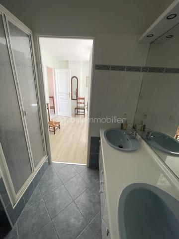 Au sein d'une résidence recherchée, découvrez ce magnifique duplex conçu dès l’origine comme un bien unique et sur mesure, offrant un cadre de vie rare mêlant les volumes d’une maison et les avantages d’un appartement de standing.

Accessible par ascenseur sur deux niveaux, ce bien atypique séduit immédiatement par ses espaces généreux, sa luminosité exceptionnelle et son agencement pensé pour un confort de vie optimal.

Le premier niveau dévoile une vaste pièce de vie avec séjour cathédrale et de grandes baies vitrées, apportant une sensation d’espace remarquable et une lumière naturelle omniprésente. 
Le double séjour s’ouvre sur une superbe terrasse plein ciel de plus de 52 m2 exposée sud-ouest, véritable prolongement de l’espace de vie, idéale pour profiter des beaux jours.

Ce niveau comprend également :

une entrée avec rangements,
une cuisine indépendante entièrement équipée et aménagée, prolongée par une grande arrière-cuisine avec espace buanderie et vaste plan de travail, un véritable atout au quotidien,
une élégante suite parentale avec dressing et salle d'eau avec double vasque, 
des toilettes séparées avec lave-mains,

À l’étage, la superbe mezzanine aux très beaux volumes constitue un véritable espace de vie supplémentaire. Ouverte sur le séjour cathédrale, elle offre une vue plongeante absolument remarquable ainsi qu’une luminosité exceptionnelle grâce aux larges ouvertures et à la hauteur sous plafond. Un lieu rare, chaleureux et inspirant.

L’étage dessert également :

deux chambres lumineuses dont une avec un accès indépendant et avec son dressing, 
une salle de bains,
un grand WC indépendant avec lave-mains,
ainsi que plusieurs espaces complémentaires parfaitement intégrés.

Un escalier en bois vous invite à découvrir les combles aménagés accessibles, véritables espaces de vie additionnels particulièrement appréciables. Ceux-ci accueillent aujourd’hui :

un espace home cinéma,
un coin jeux,
un espace détente,
offrant une atmosphère cosy et conviviale.

Les atouts de ce bien :

Concept “maison-appartement” rare sur le secteur
Duplex avec double accès par ascenseur
Volume : 240 m2 de surface utile / 165 m2 de surface loi carrez
Terrasse plein ciel exposée sud-ouest
Séjour cathédrale et volumes exceptionnels
Magnifique mezzanine baignée de lumière
Atmosphère unique
Cuisine indépendante équipée et aménagée
Grande arrière-cuisine / buanderie très fonctionnelle
Suite parentale au premier niveau
Toilettes indépendantes avec lave-mains à chaque niveau
Combles aménagés avec home cinéma, espace jeux et détente
Résidence de standing calme et recherchée
Proximité du centre-ville, des commerces, des écoles et des transports
Accès rapide au RER E permettant de rejoindre Paris facilement
Un box en sous-sol et une place de parking sont inclus dans le prix.

Un bien rare et élégant, idéal pour les acquéreurs recherchant un lieu de vie spacieux, lumineux et atypique, dans un environnement privilégié.