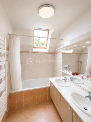 Au sein d'une résidence recherchée, découvrez ce magnifique duplex conçu dès l’origine comme un bien unique et sur mesure, offrant un cadre de vie rare mêlant les volumes d’une maison et les avantages d’un appartement de standing.

Accessible par ascenseur sur deux niveaux, ce bien atypique séduit immédiatement par ses espaces généreux, sa luminosité exceptionnelle et son agencement pensé pour un confort de vie optimal.

Le premier niveau dévoile une vaste pièce de vie avec séjour cathédrale et de grandes baies vitrées, apportant une sensation d’espace remarquable et une lumière naturelle omniprésente. 
Le double séjour s’ouvre sur une superbe terrasse plein ciel de plus de 52 m2 exposée sud-ouest, véritable prolongement de l’espace de vie, idéale pour profiter des beaux jours.

Ce niveau comprend également :

une entrée avec rangements,
une cuisine indépendante entièrement équipée et aménagée, prolongée par une grande arrière-cuisine avec espace buanderie et vaste plan de travail, un véritable atout au quotidien,
une élégante suite parentale avec dressing et salle d'eau avec double vasque, 
des toilettes séparées avec lave-mains,

À l’étage, la superbe mezzanine aux très beaux volumes constitue un véritable espace de vie supplémentaire. Ouverte sur le séjour cathédrale, elle offre une vue plongeante absolument remarquable ainsi qu’une luminosité exceptionnelle grâce aux larges ouvertures et à la hauteur sous plafond. Un lieu rare, chaleureux et inspirant.

L’étage dessert également :

deux chambres lumineuses dont une avec un accès indépendant et avec son dressing, 
une salle de bains,
un grand WC indépendant avec lave-mains,
ainsi que plusieurs espaces complémentaires parfaitement intégrés.

Un escalier en bois vous invite à découvrir les combles aménagés accessibles, véritables espaces de vie additionnels particulièrement appréciables. Ceux-ci accueillent aujourd’hui :

un espace home cinéma,
un coin jeux,
un espace détente,
offrant une atmosphère cosy et conviviale.

Les atouts de ce bien :

Concept “maison-appartement” rare sur le secteur
Duplex avec double accès par ascenseur
Volume : 240 m2 de surface utile / 165 m2 de surface loi carrez
Terrasse plein ciel exposée sud-ouest
Séjour cathédrale et volumes exceptionnels
Magnifique mezzanine baignée de lumière
Atmosphère unique
Cuisine indépendante équipée et aménagée
Grande arrière-cuisine / buanderie très fonctionnelle
Suite parentale au premier niveau
Toilettes indépendantes avec lave-mains à chaque niveau
Combles aménagés avec home cinéma, espace jeux et détente
Résidence de standing calme et recherchée
Proximité du centre-ville, des commerces, des écoles et des transports
Accès rapide au RER E permettant de rejoindre Paris facilement
Un box en sous-sol et une place de parking sont inclus dans le prix.

Un bien rare et élégant, idéal pour les acquéreurs recherchant un lieu de vie spacieux, lumineux et atypique, dans un environnement privilégié.