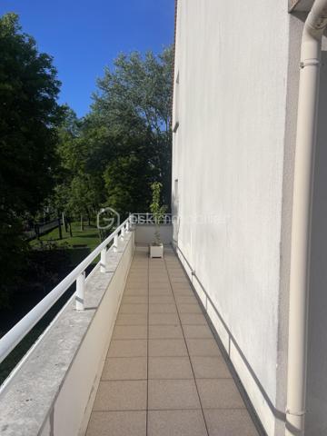 Au sein d'une résidence recherchée, découvrez ce magnifique duplex conçu dès l’origine comme un bien unique et sur mesure, offrant un cadre de vie rare mêlant les volumes d’une maison et les avantages d’un appartement de standing.

Accessible par ascenseur sur deux niveaux, ce bien atypique séduit immédiatement par ses espaces généreux, sa luminosité exceptionnelle et son agencement pensé pour un confort de vie optimal.

Le premier niveau dévoile une vaste pièce de vie avec séjour cathédrale et de grandes baies vitrées, apportant une sensation d’espace remarquable et une lumière naturelle omniprésente. 
Le double séjour s’ouvre sur une superbe terrasse plein ciel de plus de 52 m2 exposée sud-ouest, véritable prolongement de l’espace de vie, idéale pour profiter des beaux jours.

Ce niveau comprend également :

une entrée avec rangements,
une cuisine indépendante entièrement équipée et aménagée, prolongée par une grande arrière-cuisine avec espace buanderie et vaste plan de travail, un véritable atout au quotidien,
une élégante suite parentale avec dressing et salle d'eau avec double vasque, 
des toilettes séparées avec lave-mains,

À l’étage, la superbe mezzanine aux très beaux volumes constitue un véritable espace de vie supplémentaire. Ouverte sur le séjour cathédrale, elle offre une vue plongeante absolument remarquable ainsi qu’une luminosité exceptionnelle grâce aux larges ouvertures et à la hauteur sous plafond. Un lieu rare, chaleureux et inspirant.

L’étage dessert également :

deux chambres lumineuses dont une avec un accès indépendant et avec son dressing, 
une salle de bains,
un grand WC indépendant avec lave-mains,
ainsi que plusieurs espaces complémentaires parfaitement intégrés.

Un escalier en bois vous invite à découvrir les combles aménagés accessibles, véritables espaces de vie additionnels particulièrement appréciables. Ceux-ci accueillent aujourd’hui :

un espace home cinéma,
un coin jeux,
un espace détente,
offrant une atmosphère cosy et conviviale.

Les atouts de ce bien :

Concept “maison-appartement” rare sur le secteur
Duplex avec double accès par ascenseur
Volume : 240 m2 de surface utile / 165 m2 de surface loi carrez
Terrasse plein ciel exposée sud-ouest
Séjour cathédrale et volumes exceptionnels
Magnifique mezzanine baignée de lumière
Atmosphère unique
Cuisine indépendante équipée et aménagée
Grande arrière-cuisine / buanderie très fonctionnelle
Suite parentale au premier niveau
Toilettes indépendantes avec lave-mains à chaque niveau
Combles aménagés avec home cinéma, espace jeux et détente
Résidence de standing calme et recherchée
Proximité du centre-ville, des commerces, des écoles et des transports
Accès rapide au RER E permettant de rejoindre Paris facilement
Un box en sous-sol et une place de parking sont inclus dans le prix.

Un bien rare et élégant, idéal pour les acquéreurs recherchant un lieu de vie spacieux, lumineux et atypique, dans un environnement privilégié.