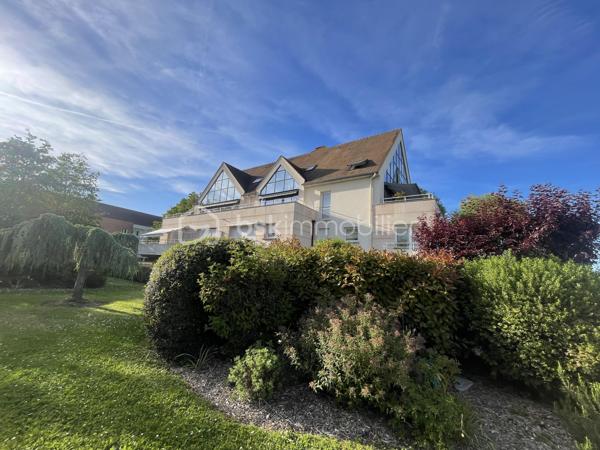 Au sein d'une résidence recherchée, découvrez ce magnifique duplex conçu dès l’origine comme un bien unique et sur mesure, offrant un cadre de vie rare mêlant les volumes d’une maison et les avantages d’un appartement de standing.

Accessible par ascenseur sur deux niveaux, ce bien atypique séduit immédiatement par ses espaces généreux, sa luminosité exceptionnelle et son agencement pensé pour un confort de vie optimal.

Le premier niveau dévoile une vaste pièce de vie avec séjour cathédrale et de grandes baies vitrées, apportant une sensation d’espace remarquable et une lumière naturelle omniprésente. 
Le double séjour s’ouvre sur une superbe terrasse plein ciel de plus de 52 m2 exposée sud-ouest, véritable prolongement de l’espace de vie, idéale pour profiter des beaux jours.

Ce niveau comprend également :

une entrée avec rangements,
une cuisine indépendante entièrement équipée et aménagée, prolongée par une grande arrière-cuisine avec espace buanderie et vaste plan de travail, un véritable atout au quotidien,
une élégante suite parentale avec dressing et salle d'eau avec double vasque, 
des toilettes séparées avec lave-mains,

À l’étage, la superbe mezzanine aux très beaux volumes constitue un véritable espace de vie supplémentaire. Ouverte sur le séjour cathédrale, elle offre une vue plongeante absolument remarquable ainsi qu’une luminosité exceptionnelle grâce aux larges ouvertures et à la hauteur sous plafond. Un lieu rare, chaleureux et inspirant.

L’étage dessert également :

deux chambres lumineuses dont une avec un accès indépendant et avec son dressing, 
une salle de bains,
un grand WC indépendant avec lave-mains,
ainsi que plusieurs espaces complémentaires parfaitement intégrés.

Un escalier en bois vous invite à découvrir les combles aménagés accessibles, véritables espaces de vie additionnels particulièrement appréciables. Ceux-ci accueillent aujourd’hui :

un espace home cinéma,
un coin jeux,
un espace détente,
offrant une atmosphère cosy et conviviale.

Les atouts de ce bien :

Concept “maison-appartement” rare sur le secteur
Duplex avec double accès par ascenseur
Volume : 240 m2 de surface utile / 165 m2 de surface loi carrez
Terrasse plein ciel exposée sud-ouest
Séjour cathédrale et volumes exceptionnels
Magnifique mezzanine baignée de lumière
Atmosphère unique
Cuisine indépendante équipée et aménagée
Grande arrière-cuisine / buanderie très fonctionnelle
Suite parentale au premier niveau
Toilettes indépendantes avec lave-mains à chaque niveau
Combles aménagés avec home cinéma, espace jeux et détente
Résidence de standing calme et recherchée
Proximité du centre-ville, des commerces, des écoles et des transports
Accès rapide au RER E permettant de rejoindre Paris facilement
Un box en sous-sol et une place de parking sont inclus dans le prix.

Un bien rare et élégant, idéal pour les acquéreurs recherchant un lieu de vie spacieux, lumineux et atypique, dans un environnement privilégié.