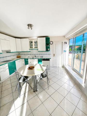 Au sein d'une résidence recherchée, découvrez ce magnifique duplex conçu dès l’origine comme un bien unique et sur mesure, offrant un cadre de vie rare mêlant les volumes d’une maison et les avantages d’un appartement de standing.

Accessible par ascenseur sur deux niveaux, ce bien atypique séduit immédiatement par ses espaces généreux, sa luminosité exceptionnelle et son agencement pensé pour un confort de vie optimal.

Le premier niveau dévoile une vaste pièce de vie avec séjour cathédrale et de grandes baies vitrées, apportant une sensation d’espace remarquable et une lumière naturelle omniprésente. 
Le double séjour s’ouvre sur une superbe terrasse plein ciel de plus de 52 m2 exposée sud-ouest, véritable prolongement de l’espace de vie, idéale pour profiter des beaux jours.

Ce niveau comprend également :

une entrée avec rangements,
une cuisine indépendante entièrement équipée et aménagée, prolongée par une grande arrière-cuisine avec espace buanderie et vaste plan de travail, un véritable atout au quotidien,
une élégante suite parentale avec dressing et salle d'eau avec double vasque, 
des toilettes séparées avec lave-mains,

À l’étage, la superbe mezzanine aux très beaux volumes constitue un véritable espace de vie supplémentaire. Ouverte sur le séjour cathédrale, elle offre une vue plongeante absolument remarquable ainsi qu’une luminosité exceptionnelle grâce aux larges ouvertures et à la hauteur sous plafond. Un lieu rare, chaleureux et inspirant.

L’étage dessert également :

deux chambres lumineuses dont une avec un accès indépendant et avec son dressing, 
une salle de bains,
un grand WC indépendant avec lave-mains,
ainsi que plusieurs espaces complémentaires parfaitement intégrés.

Un escalier en bois vous invite à découvrir les combles aménagés accessibles, véritables espaces de vie additionnels particulièrement appréciables. Ceux-ci accueillent aujourd’hui :

un espace home cinéma,
un coin jeux,
un espace détente,
offrant une atmosphère cosy et conviviale.

Les atouts de ce bien :

Concept “maison-appartement” rare sur le secteur
Duplex avec double accès par ascenseur
Volume : 240 m2 de surface utile / 165 m2 de surface loi carrez
Terrasse plein ciel exposée sud-ouest
Séjour cathédrale et volumes exceptionnels
Magnifique mezzanine baignée de lumière
Atmosphère unique
Cuisine indépendante équipée et aménagée
Grande arrière-cuisine / buanderie très fonctionnelle
Suite parentale au premier niveau
Toilettes indépendantes avec lave-mains à chaque niveau
Combles aménagés avec home cinéma, espace jeux et détente
Résidence de standing calme et recherchée
Proximité du centre-ville, des commerces, des écoles et des transports
Accès rapide au RER E permettant de rejoindre Paris facilement
Un box en sous-sol et une place de parking sont inclus dans le prix.

Un bien rare et élégant, idéal pour les acquéreurs recherchant un lieu de vie spacieux, lumineux et atypique, dans un environnement privilégié.